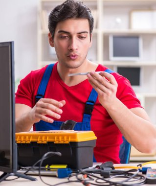 Profesyonel tamir mühendisi bozuk televizyonu tamir ediyor.
