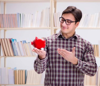 Pahalı ders kitapları konsepti içinde genç bir öğrenci