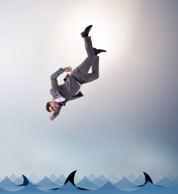 İş adamı köpekbalıklarıyla denize düşüyor.