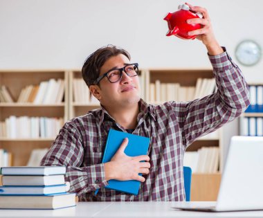 Öğrenci okul ücretini ödemek için kumbarayı soyuyor.