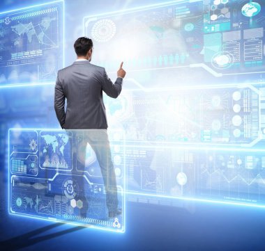 Büyük veri arayan iş adamı