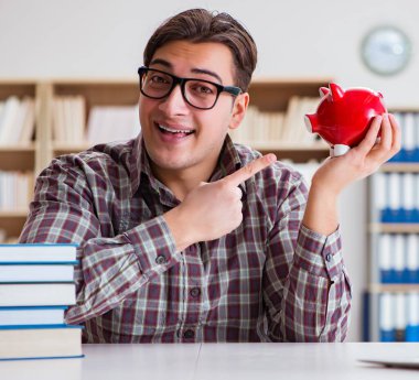 Öğrenci okul ücretini ödemek için kumbarayı soyuyor.