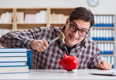 Öğrenci okul ücretini ödemek için kumbarayı soyuyor.