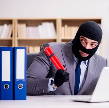 Dinamitli kar maskeli suçlu işadamı