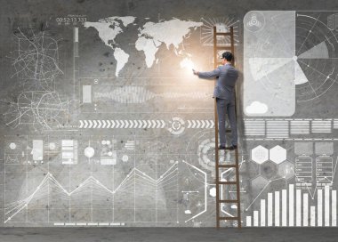 İş adamı küresel iş konseptinde merdiveni tırmanıyor