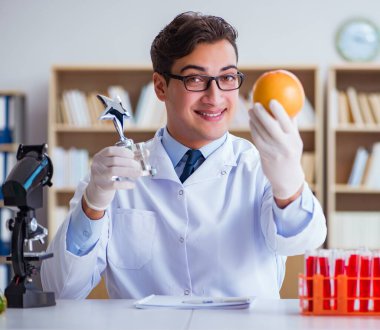 Doktor bilim adamı araştırması için ödül alıyor.