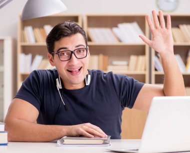 Genç serbest bilgisayar üzerinde çalışıyordu.