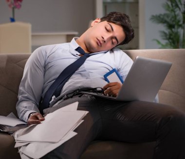 İşadamı işkolik evde geç saatlere kadar çalışıyor