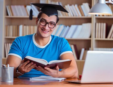 Üniversiteden mezun olan genç adam.