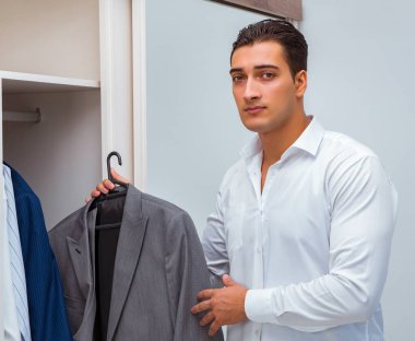 İş adamı iş için giyiniyor.