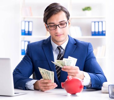 İş adamı kriz sırasındaki birikimlerini düşünüyor.