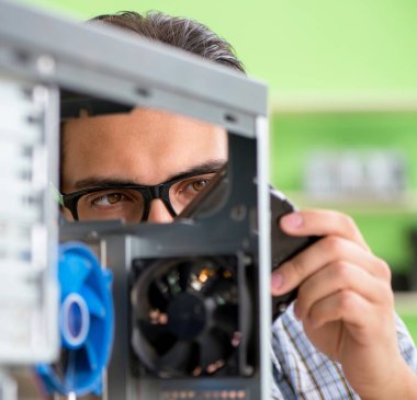 Bilgisayar mühendisi bozuk masaüstünü onarıyor