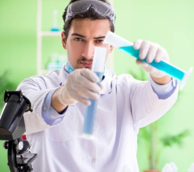 Laboratuvarda çalışan bir kimyager.