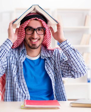 Üniversite sınavlarına hazırlanan Arap öğrenci