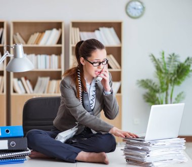 Ofisteki masada oturan kızgın iş kadını.