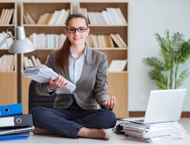 Ofisteki masada oturan kızgın iş kadını.