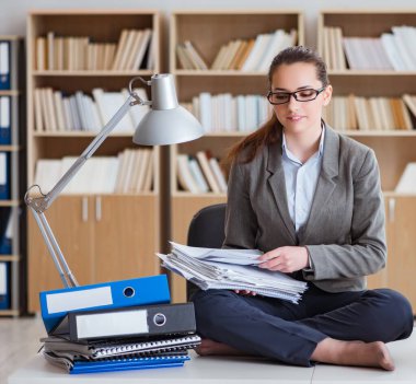 Ofisteki masada oturan kızgın iş kadını.