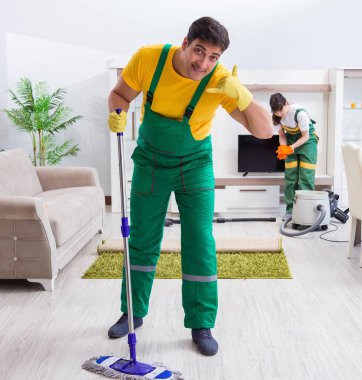 Evde çalışan profesyonel müteahhitleri temizliyorum.