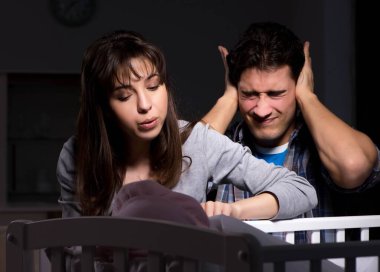 Genç ebeveynler geceleri yeni doğmuş bebekle uykusuz kalıyor.