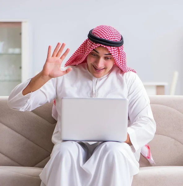 Arabo uomo d'affari che lavora seduto sul divano — Foto Stock