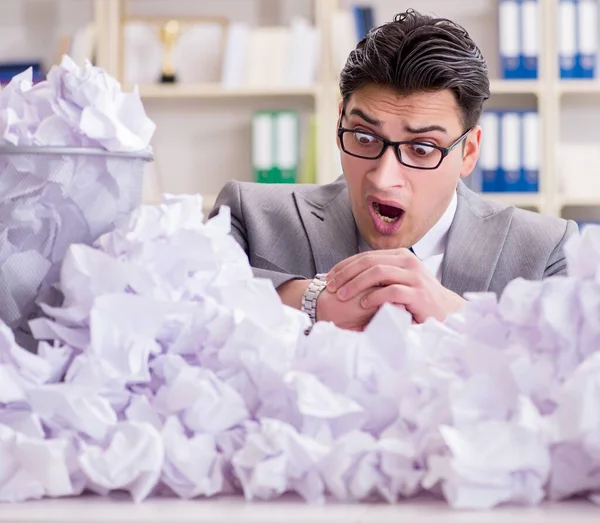 Бізнесмен в концепції переробки паперу в офісі — стокове фото