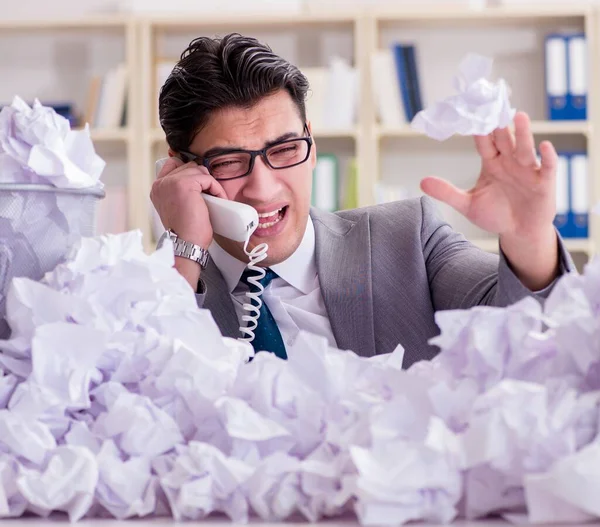 Empresario en concepto de reciclaje de papel en la oficina —  Fotos de Stock