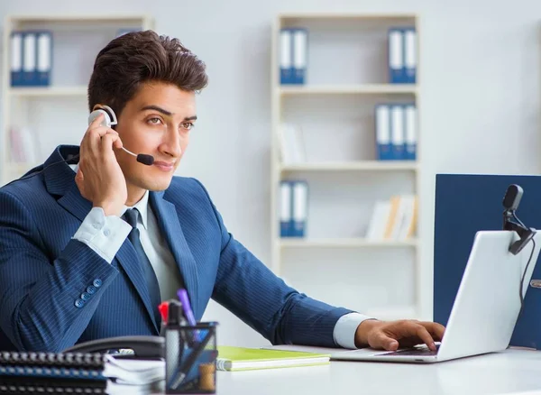 Jovem operador de help desk trabalhando no escritório — Fotografia de Stock