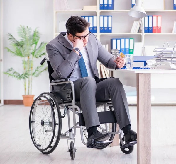 Behinderter Geschäftsmann arbeitet im Büro — Stockfoto