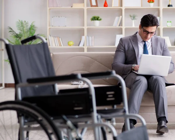 Niepełnosprawny biznesmen na wózku inwalidzkim pracujący w domu — Zdjęcie stockowe