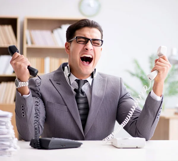 Arg helpdesk operatör skriker på kontoret — Stockfoto