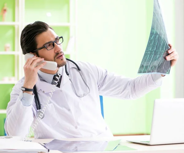 Doctor radiologist looking at x-ray scan in hospital — Stock Photo, Image