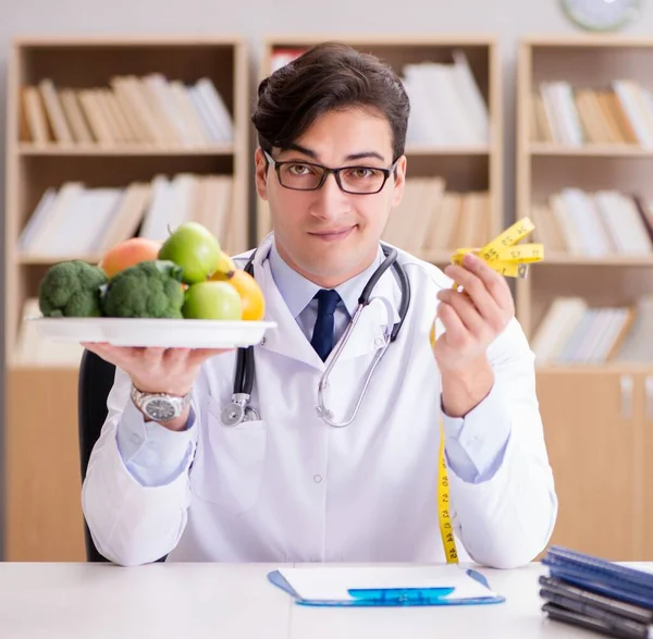 Dottore in concetto di dieta con frutta e verdura — Foto Stock