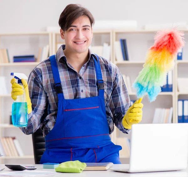 Mannelijke schoonmaker werkt in het kantoor — Stockfoto