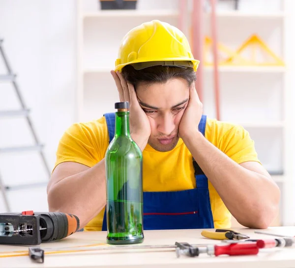 Ingeniero borracho trabajando en el taller — Foto de Stock