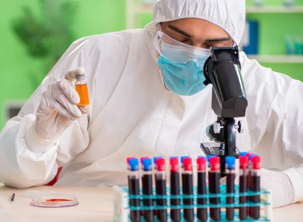 Laboratuvarda yeni bir deney üzerinde çalışan kimyager.