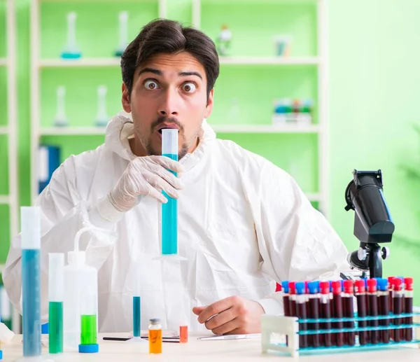 Chemicus werkt in het lab aan nieuw experiment — Stockfoto