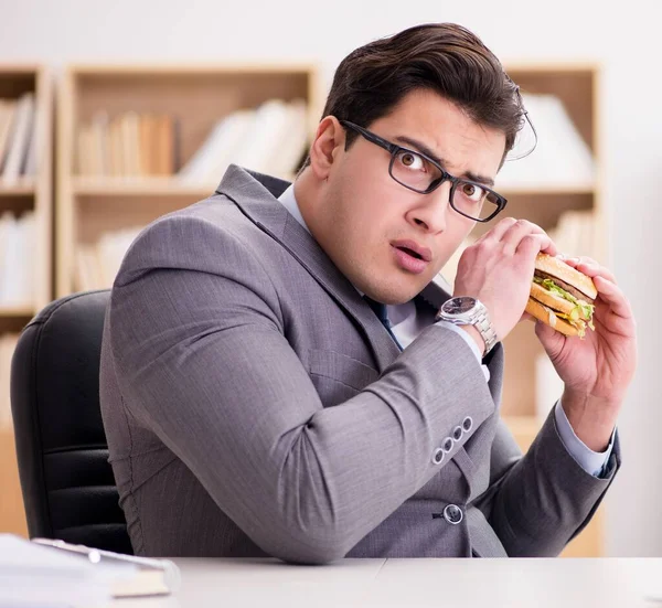 Hungrig rolig affärsman äter skräpmat smörgås — Stockfoto