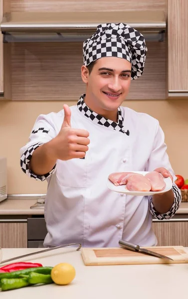 Молодой шеф-повар работает на кухне — стоковое фото