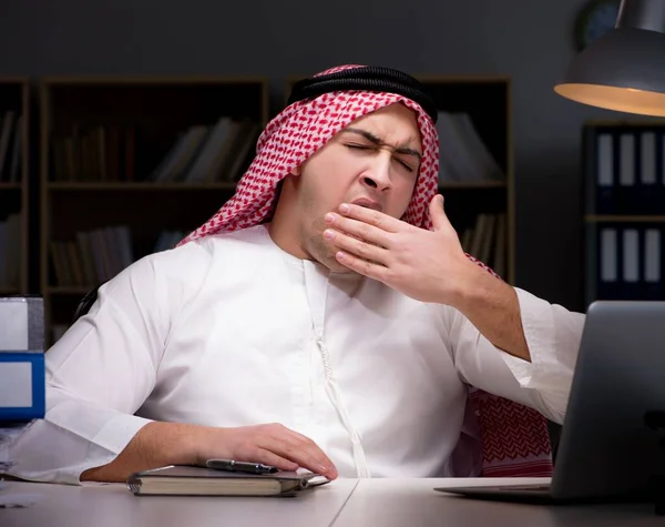 Empresario árabe trabajando hasta tarde en el cargo — Foto de Stock