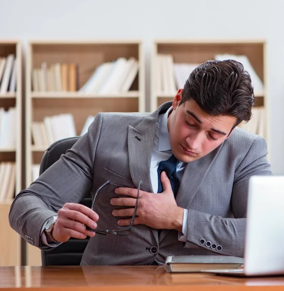 Empresario sintiendo dolor en la oficina — Foto de Stock