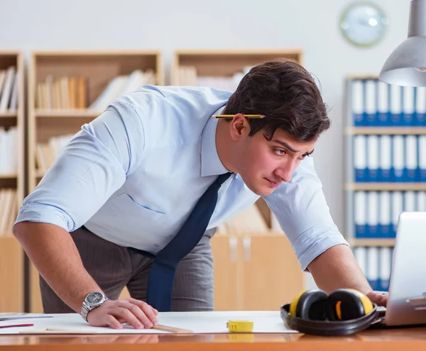 Superviseur ingénieur travaillant sur des dessins dans le bureau — Photo