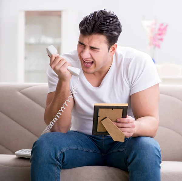 Üzgün Aziz Sevgililer Günü konsepti içinde genç bir adam