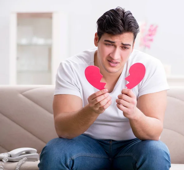 Üzgün Aziz Sevgililer Günü konsepti içinde genç bir adam