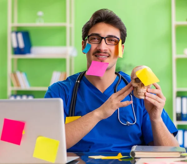 Young doctor sitting in hospital with many conflicting prioritie — Stock Photo, Image