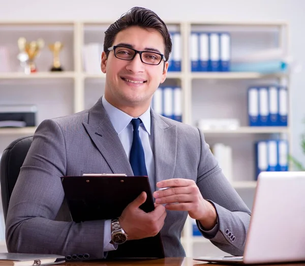 Ofiste çalışan bir işadamı.