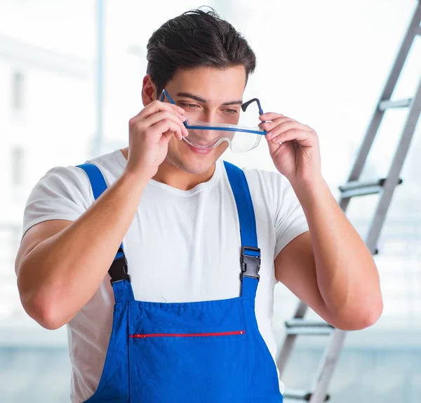 Jeune travailleur avec lunettes de sécurité — Photo