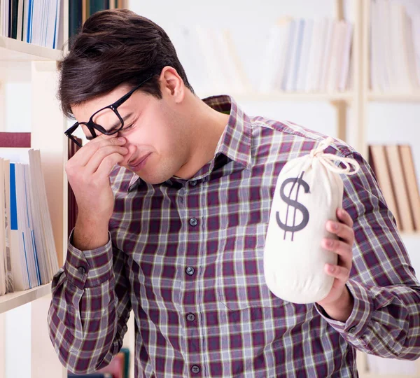 Pahalı ders kitapları konsepti içinde genç bir öğrenci