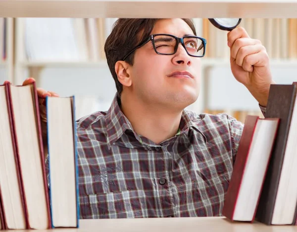 Junge Studentin sucht Bücher in College-Bibliothek — Stockfoto