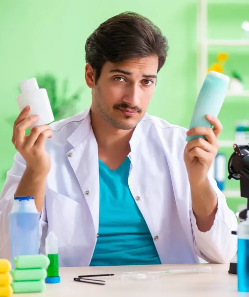 Sabão de teste químico no laboratório — Fotografia de Stock