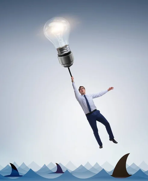 Obchodní koncept s lampou a podnikatelem — Stock fotografie